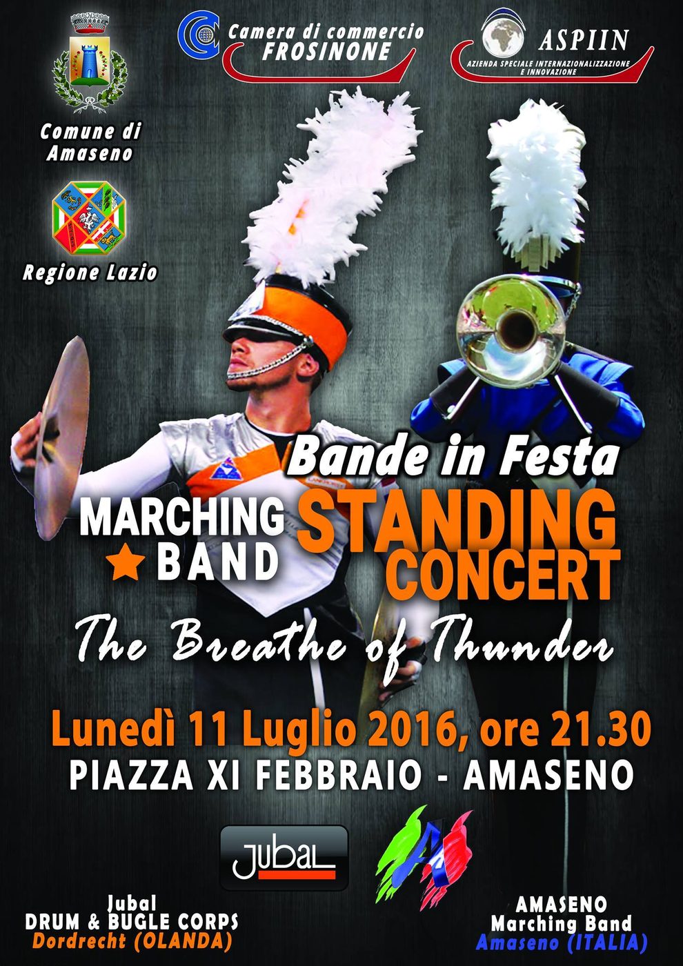 En onze nieuwe vrienden van de Amaseno Marching Band in Amaseno (nabij Rome)… (foto 1 van 2)