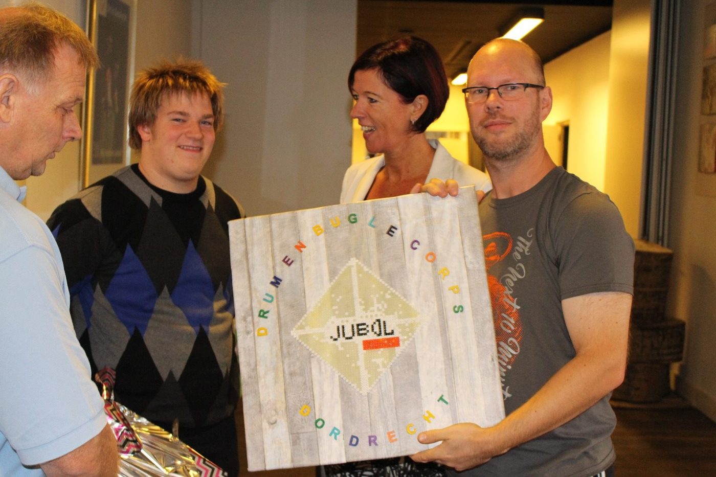 Jubal krijgt logo van Corné Hoogerwerf cadeau (foto 1 van 2)