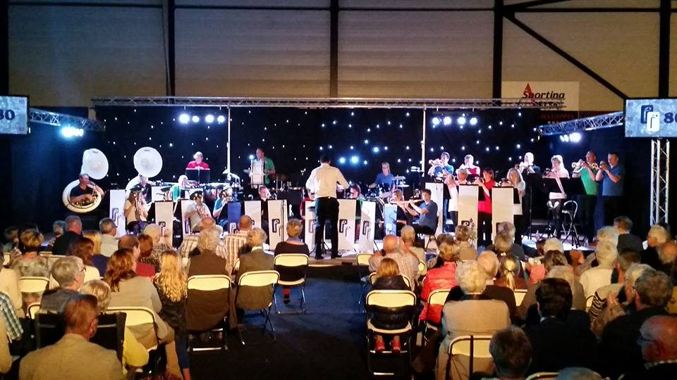 Vanavond viert onze collegamuziekvereniging Pro Patria haar 80-jarig jubileum… (foto 1 van 3)