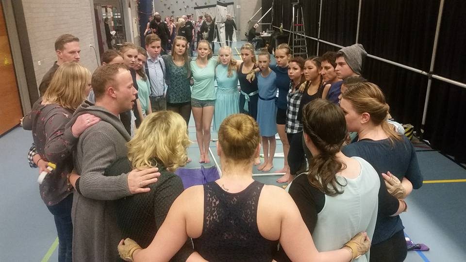 Opperste concentratie vlak voordat het zwarte gordijn open ging (foto 1 van 2)