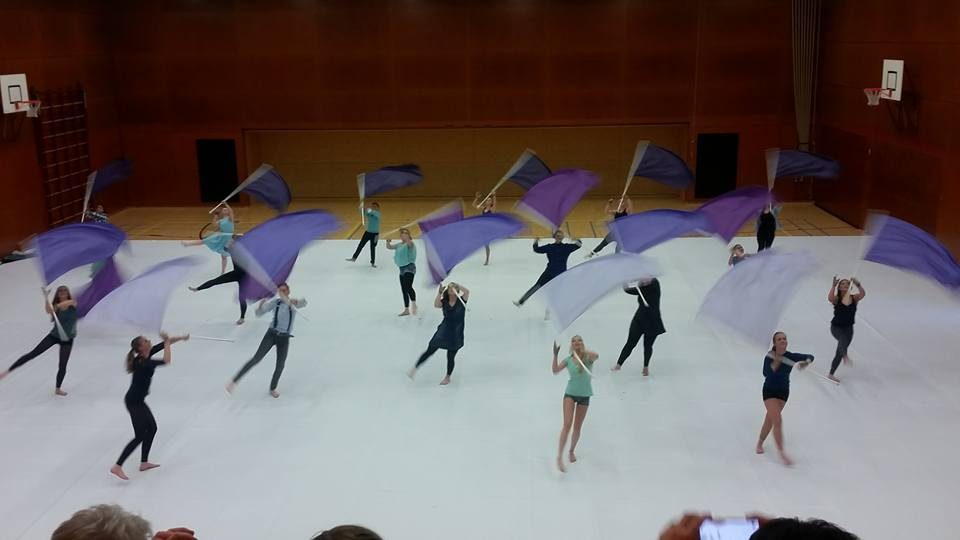 Voor een bomvolle tribune presenteerde de Jubal Winterguard vanmiddag in het… (foto 2 van 6)
