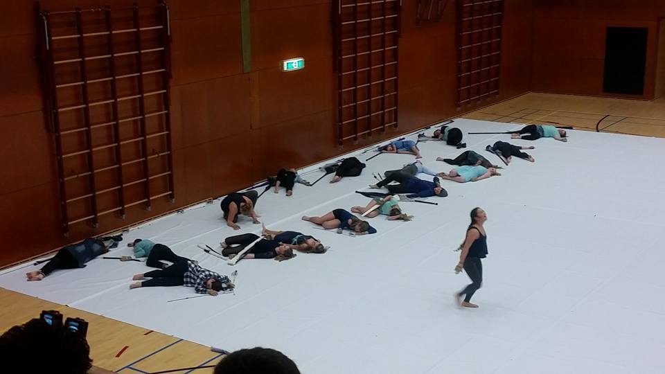 Voor een bomvolle tribune presenteerde de Jubal Winterguard vanmiddag in het… (foto 3 van 6)
