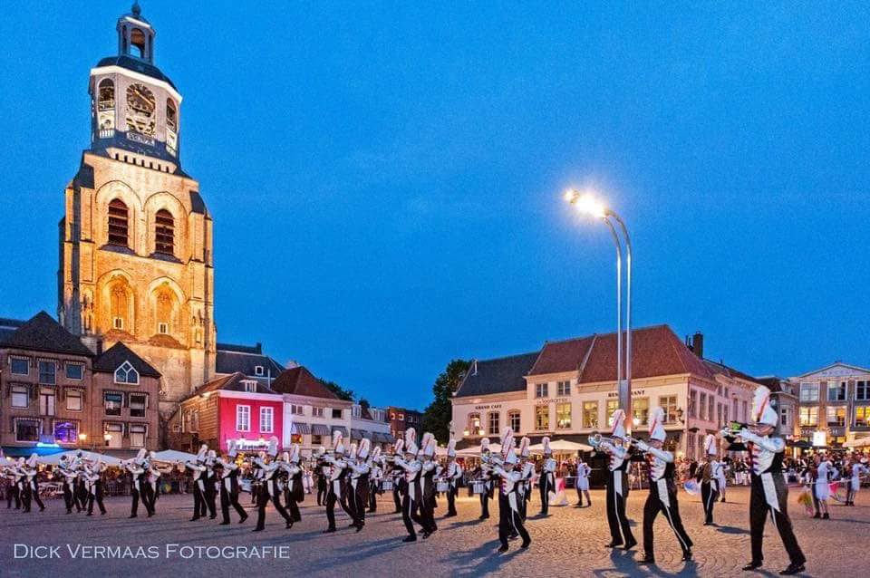 Prachtige taptoe op de Grote Markt in Bergen op Zoom gisterenavond met Jong… (foto 1 van 2)