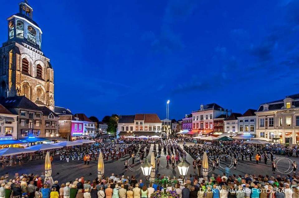 Prachtige taptoe op de Grote Markt in Bergen op Zoom gisterenavond met Jong… (foto 2 van 2)