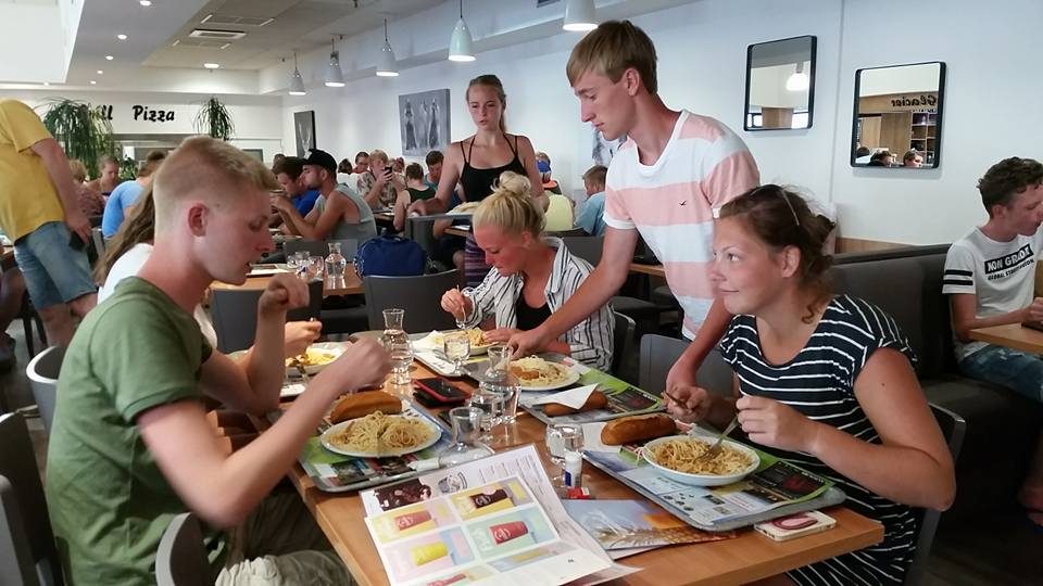 Een tour is natuurlijk niet alleen maar optreden en repeteren (foto 28 van 30)