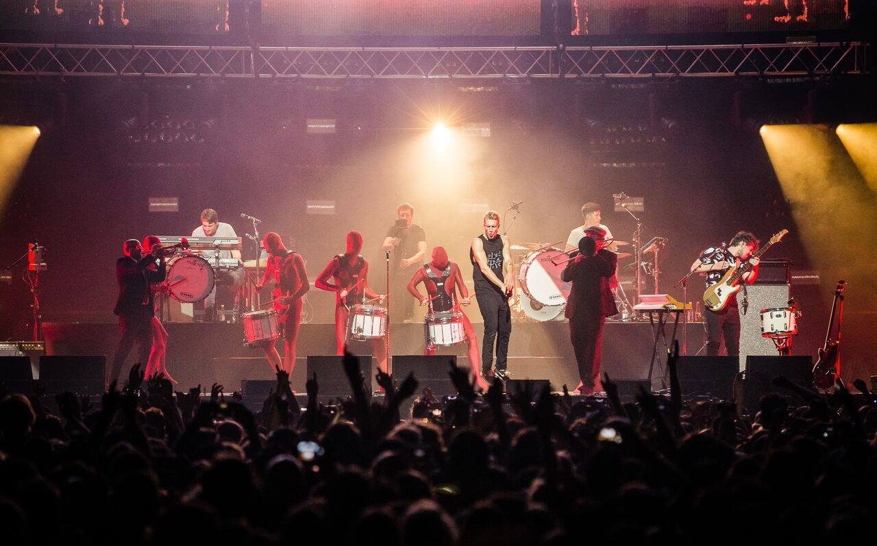 We genieten nog even na van de geweldige act waar vijf van onze drummers aan… (foto 1 van 7)