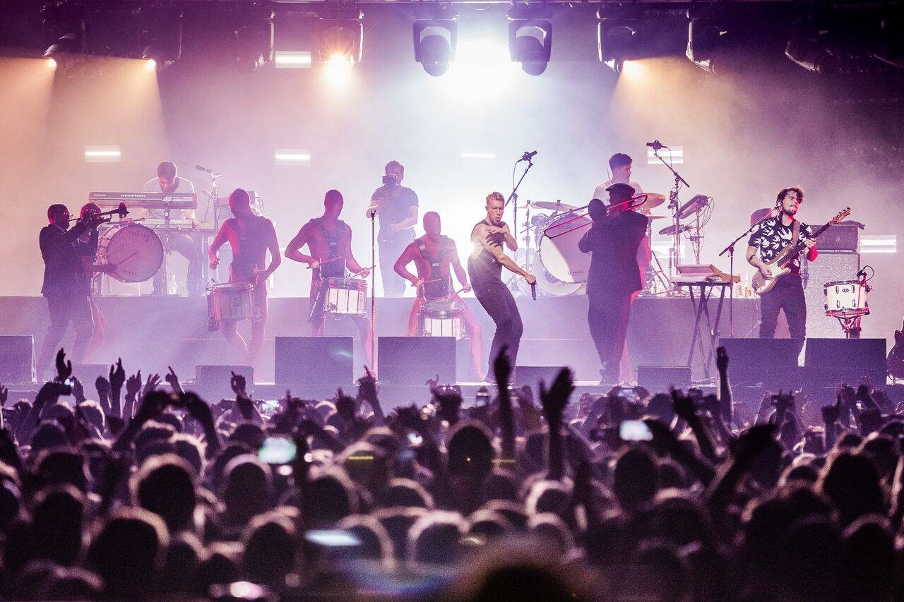 We genieten nog even na van de geweldige act waar vijf van onze drummers aan… (foto 3 van 7)