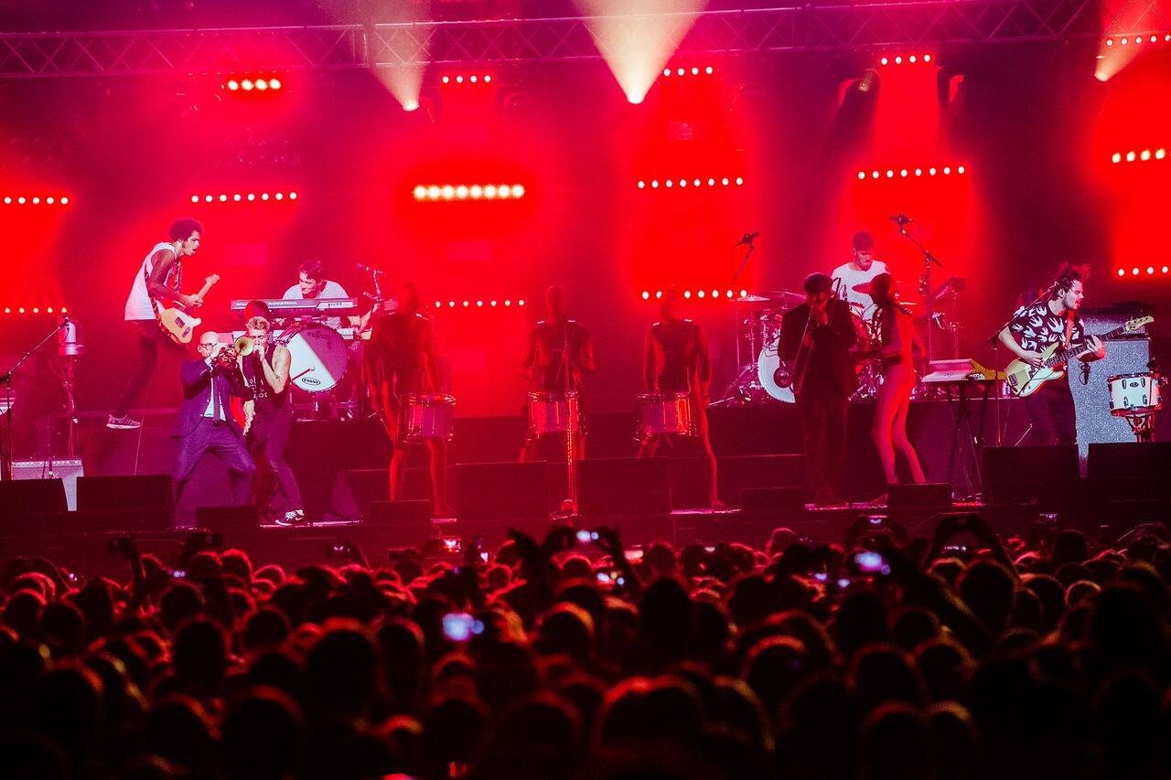 We genieten nog even na van de geweldige act waar vijf van onze drummers aan… (foto 4 van 7)