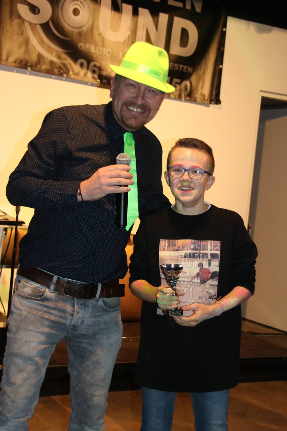 Last night, the another member party took place with the theme glow-in-the-dark! (foto 1 van 5)