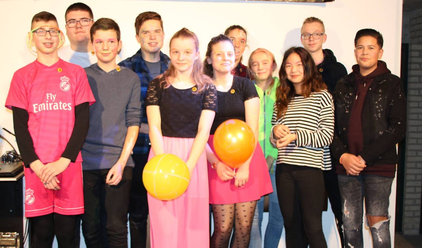 Last night, the another member party took place with the theme glow-in-the-dark! (foto 5 van 5)