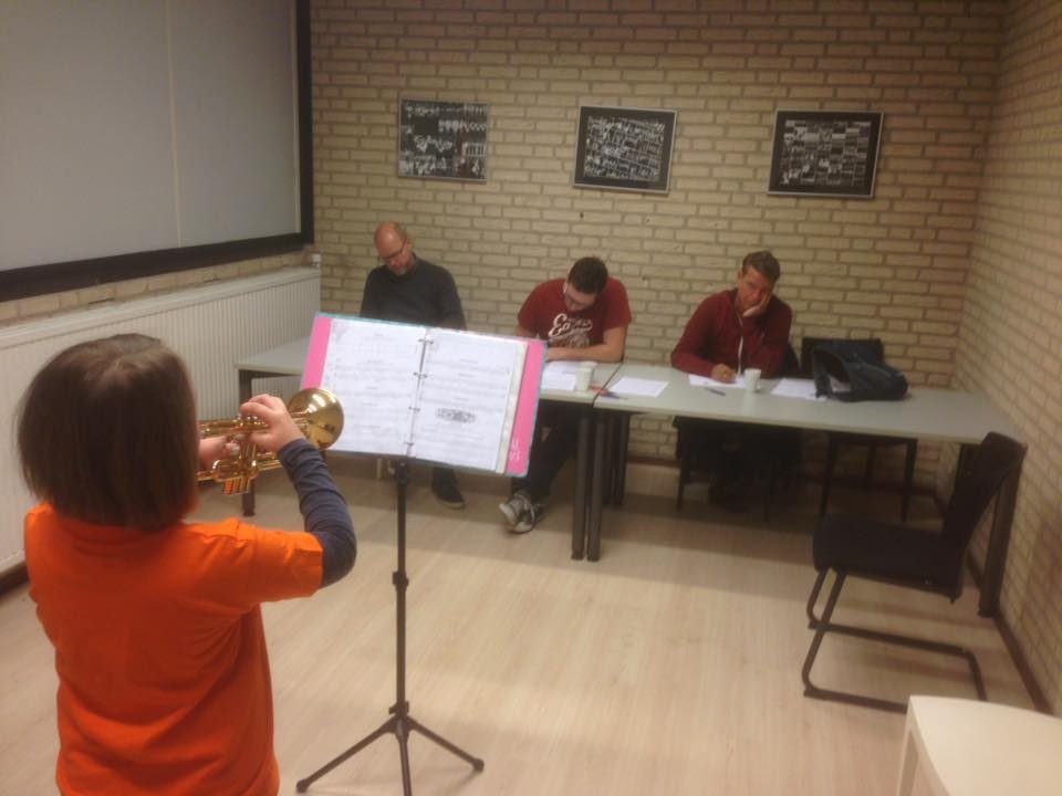 Vandaag vond een traditie plaats die al vele tientallen jaren in stand wordt… (foto 1 van 3)