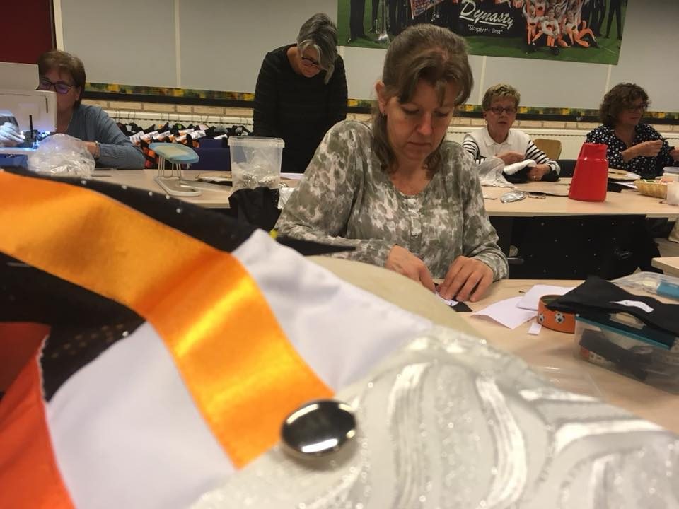 Het is bijna Koningsdag en dus hebben we ons hele peloton aan naaimoeders bij… (foto 2 van 6)