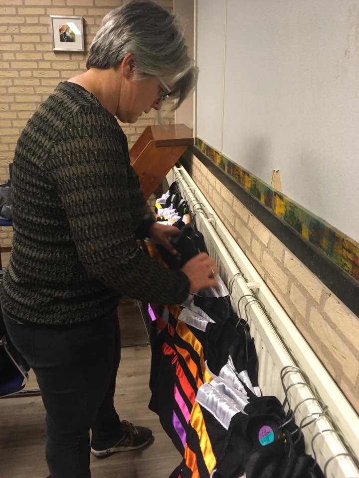 Het is bijna Koningsdag en dus hebben we ons hele peloton aan naaimoeders bij… (foto 4 van 6)