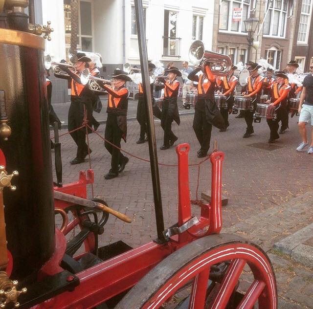 Net zoals hun grote broer Jubal heeft Jong Jubal gisteren een optreden verzorgd… (foto 1 van 6)