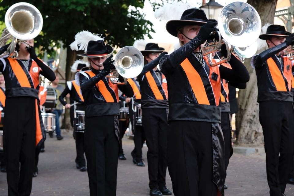 Net zoals hun grote broer Jubal heeft Jong Jubal gisteren een optreden verzorgd… (foto 2 van 6)