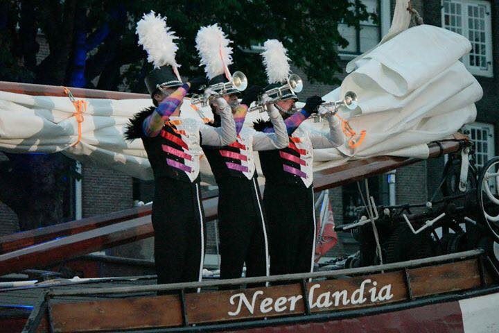 Net zoals hun grote broer Jubal heeft Jong Jubal gisteren een optreden verzorgd… (foto 5 van 6)