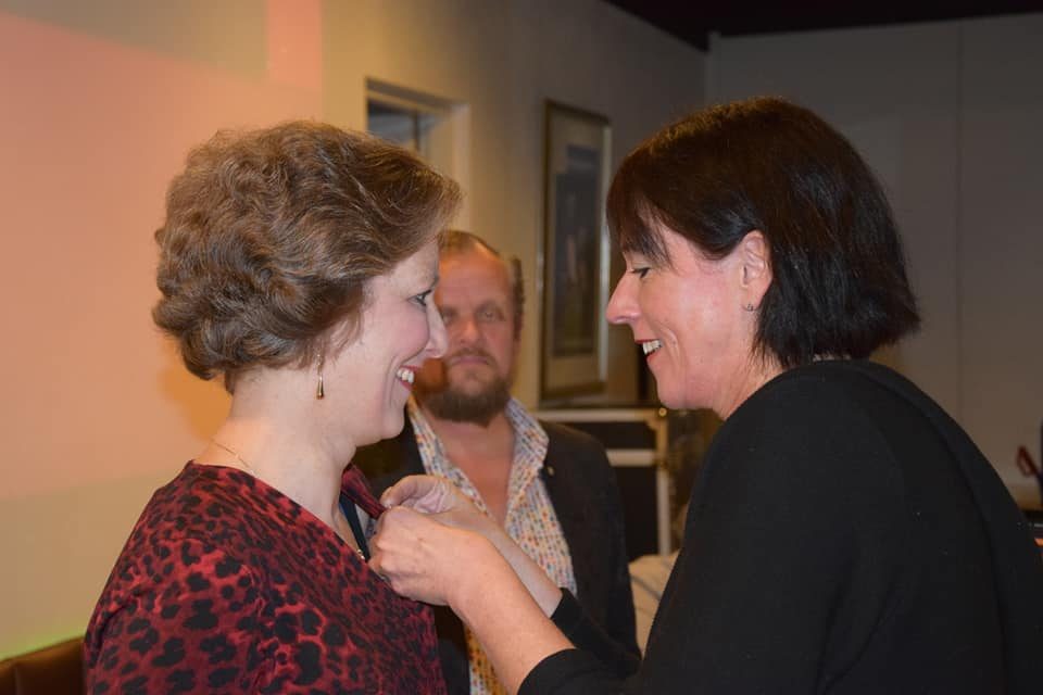 Een mooi moment tijdens de jaarlijkse ledenvergadering is het huldigen en in… (foto 5 van 11)