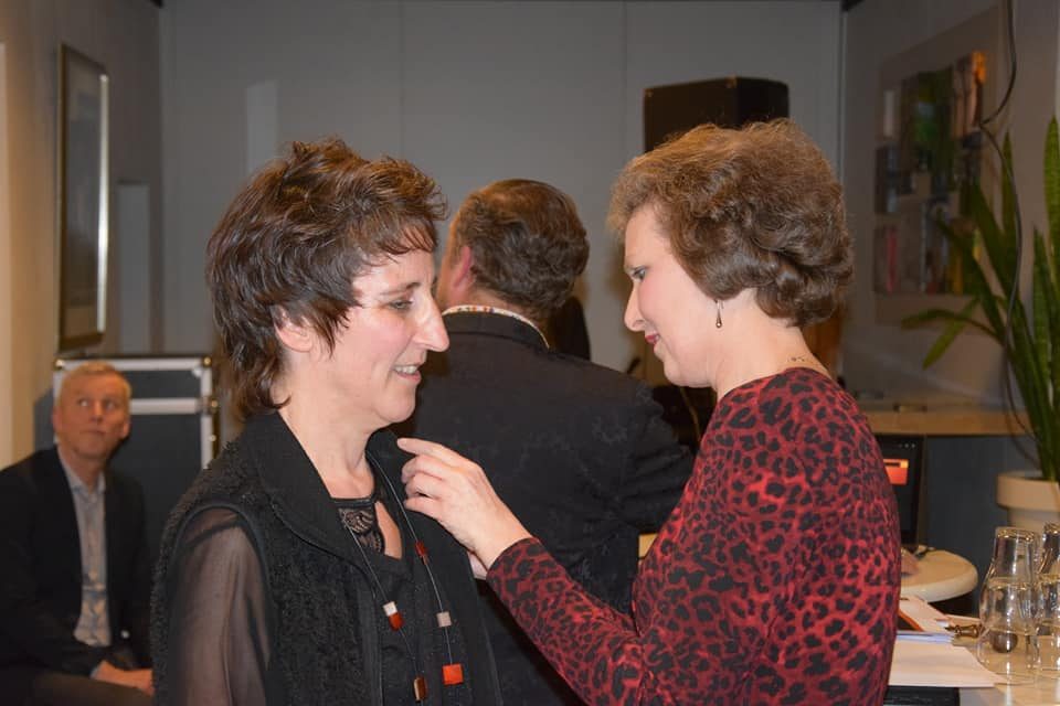 Een mooi moment tijdens de jaarlijkse ledenvergadering is het huldigen en in… (foto 6 van 11)