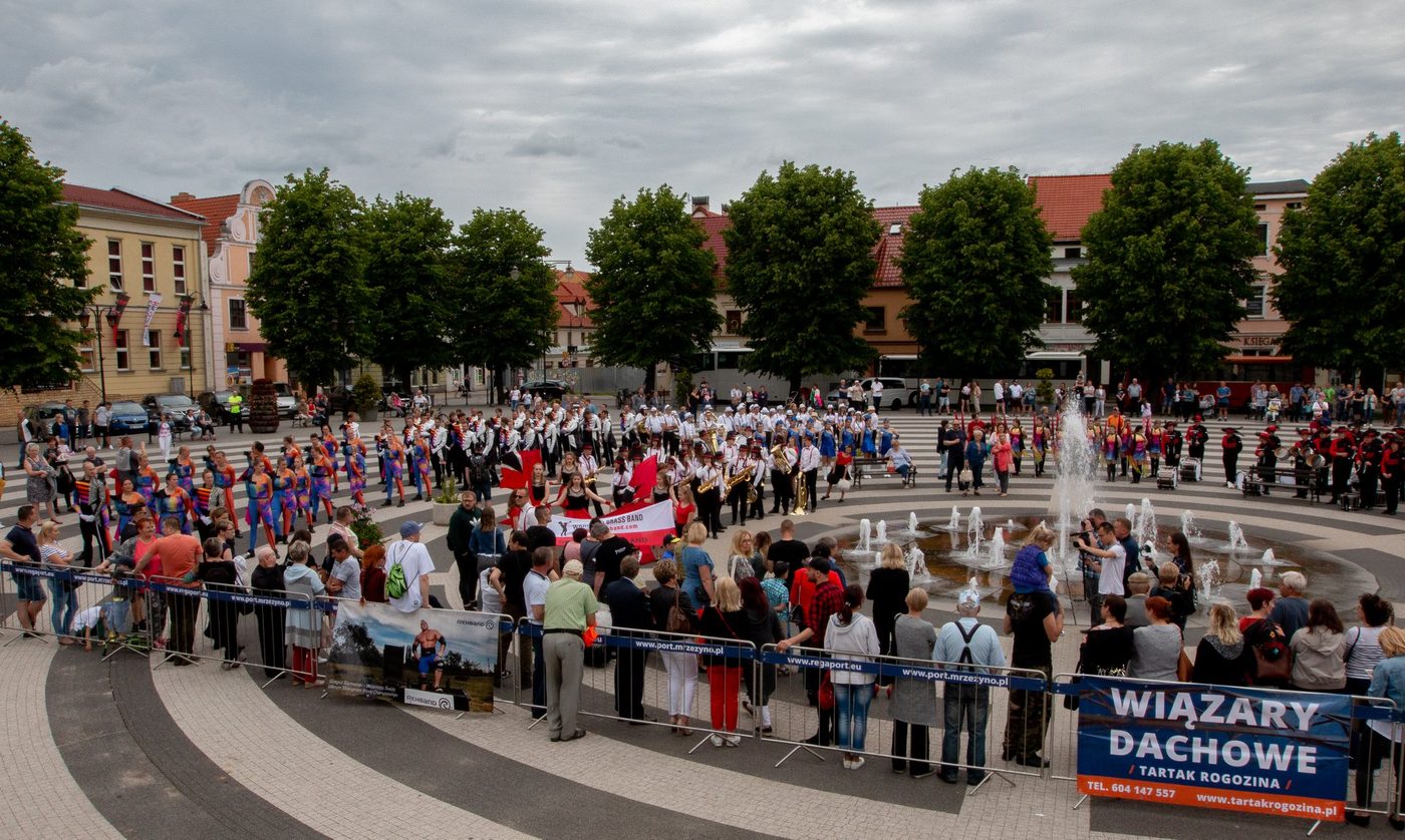 Terwijl de leden van Jubal onderweg zijn naar Nederland en daarbij door file… (foto 2 van 24)