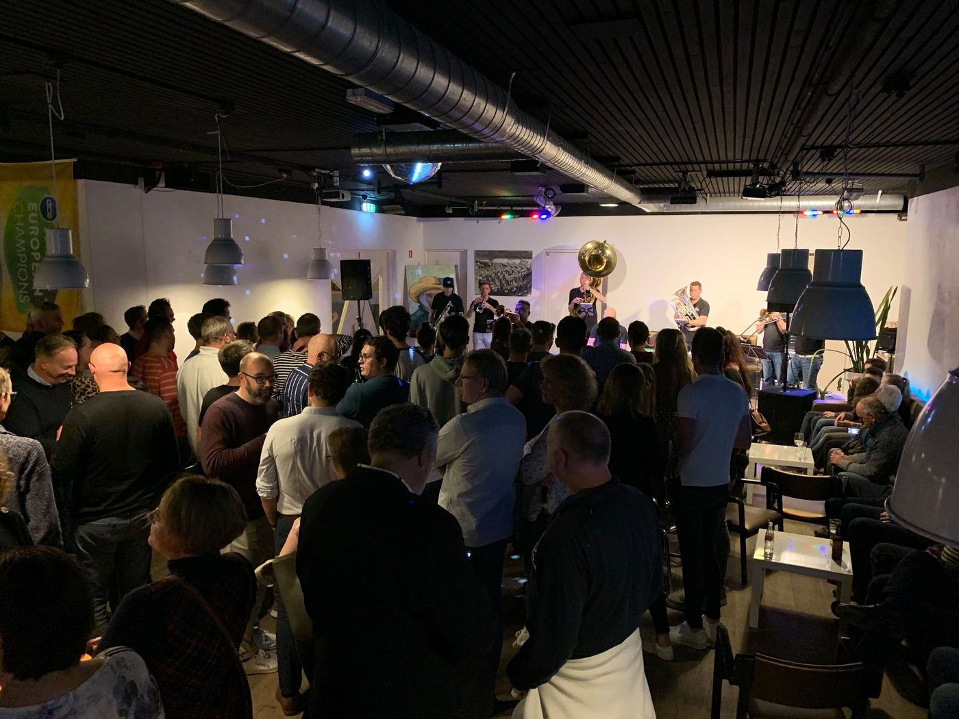 Bomvolle oud-leden avond met de Donuts (foto 1 van 13)