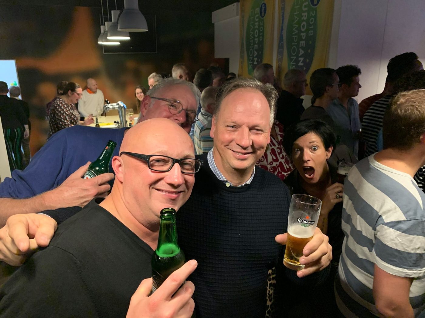 Bomvolle oud-leden avond met de Donuts (foto 4 van 13)