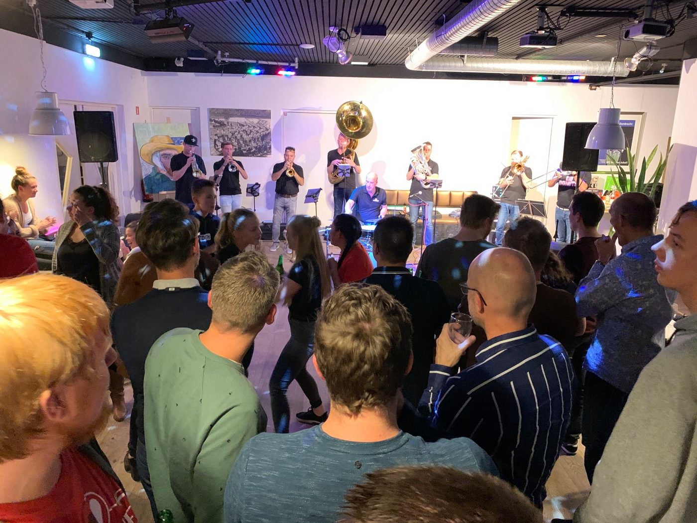 Bomvolle oud-leden avond met de Donuts (foto 5 van 13)