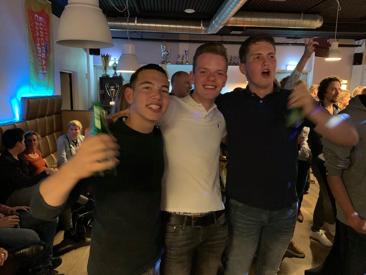 Bomvolle oud-leden avond met de Donuts (foto 6 van 13)