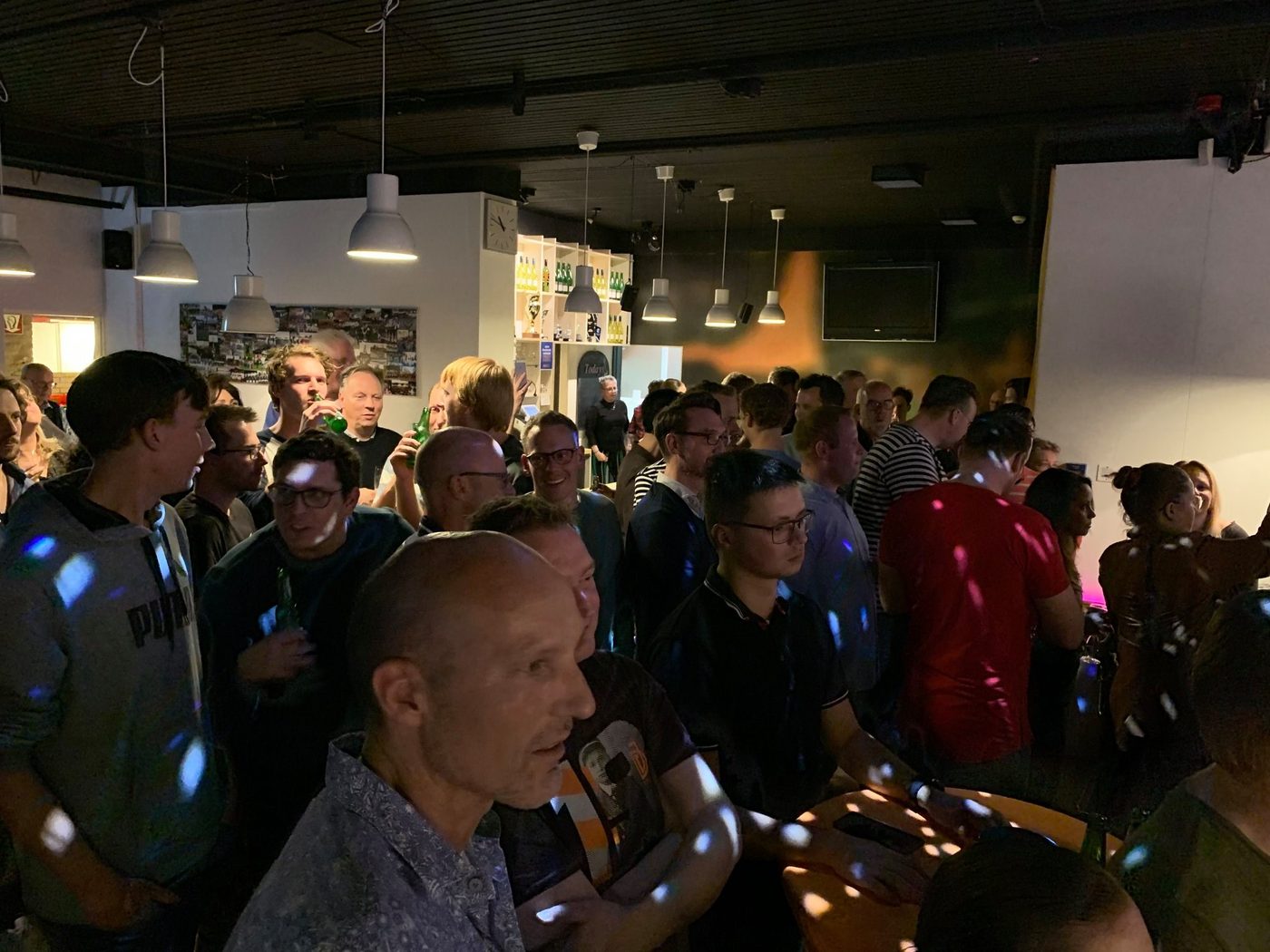 Bomvolle oud-leden avond met de Donuts (foto 7 van 13)
