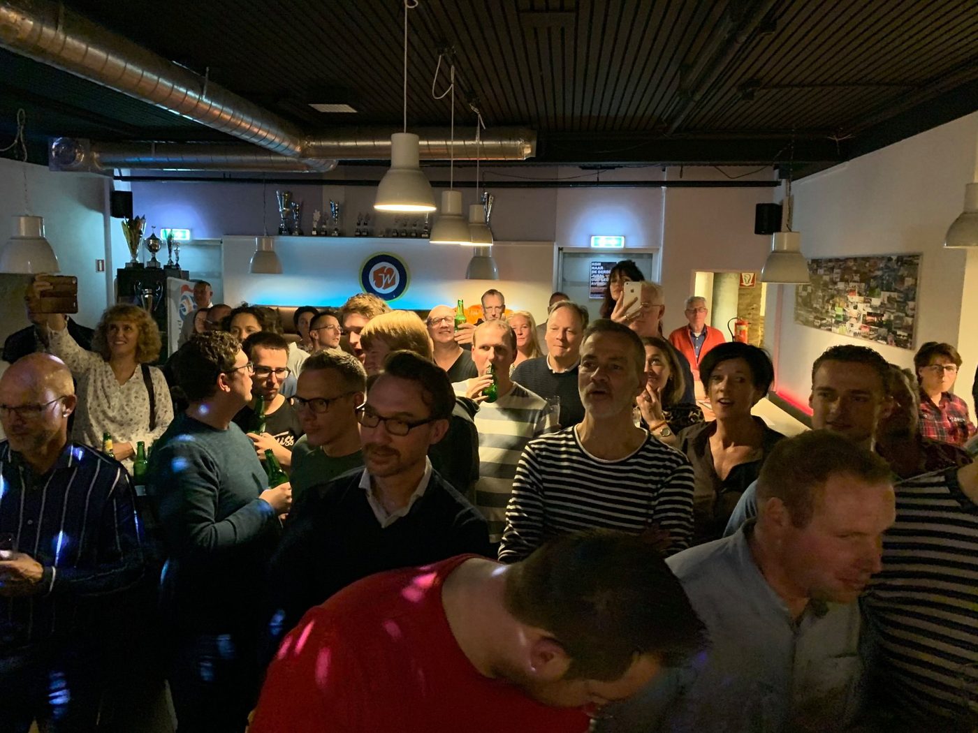 Bomvolle oud-leden avond met de Donuts (foto 9 van 13)