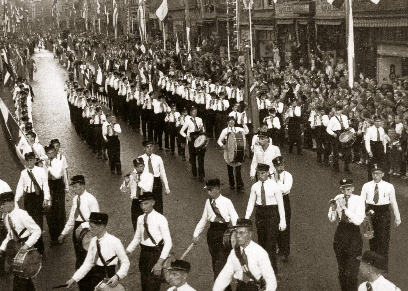 Vandaag zesenzeventig jaar geleden was voor Jubal het eerste optreden na de… (foto 2 van 5)