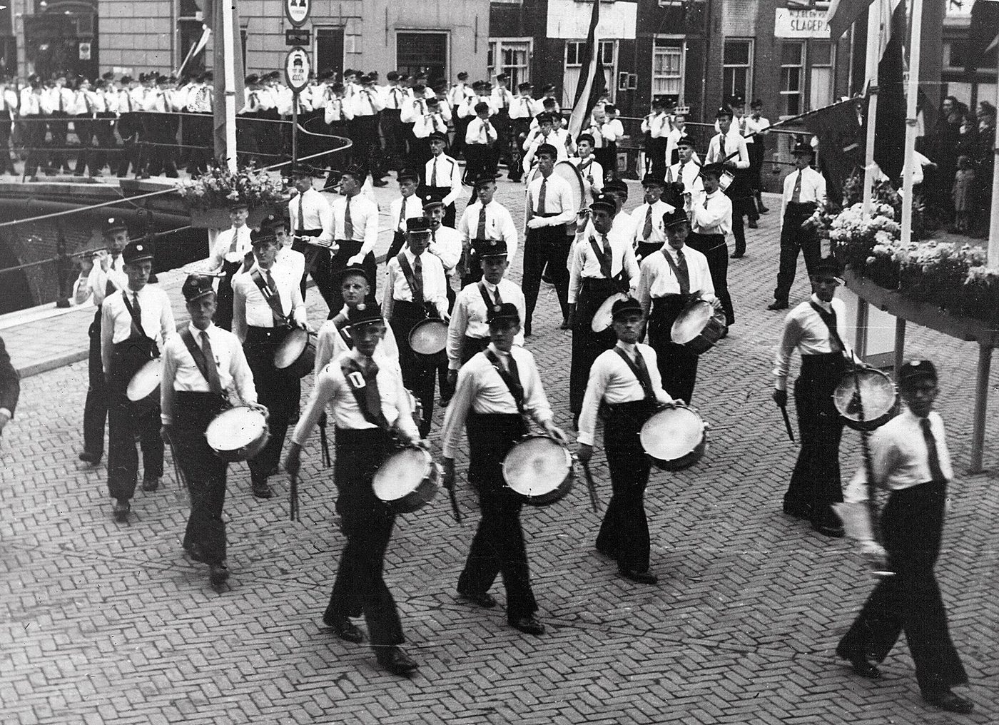 Vandaag zesenzeventig jaar geleden was voor Jubal het eerste optreden na de… (foto 4 van 5)