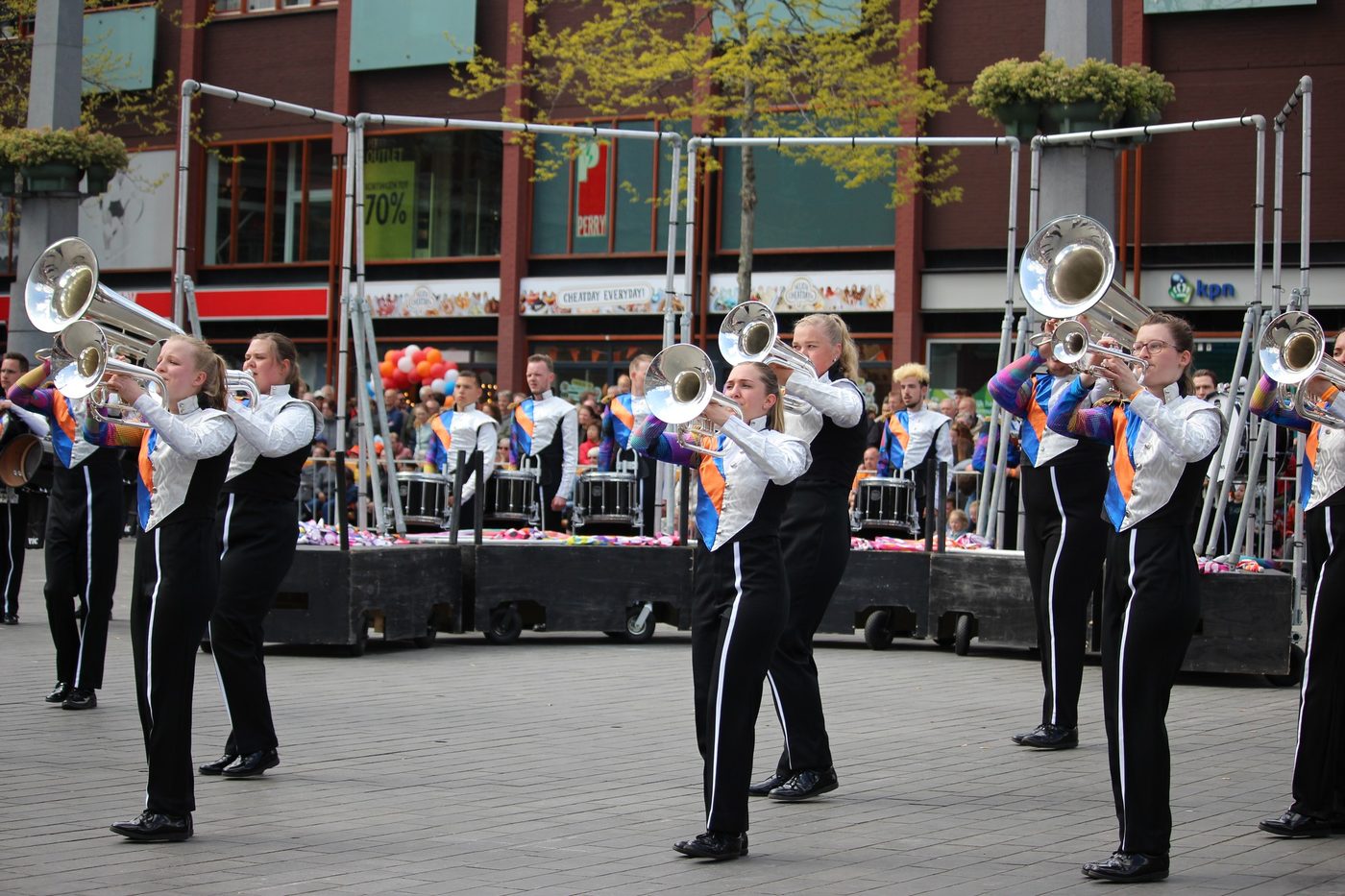 Na een zonnige Koningsdag stapte Jubal gisteren voor het eerst dit seizoen weer… (foto 3 van 7)