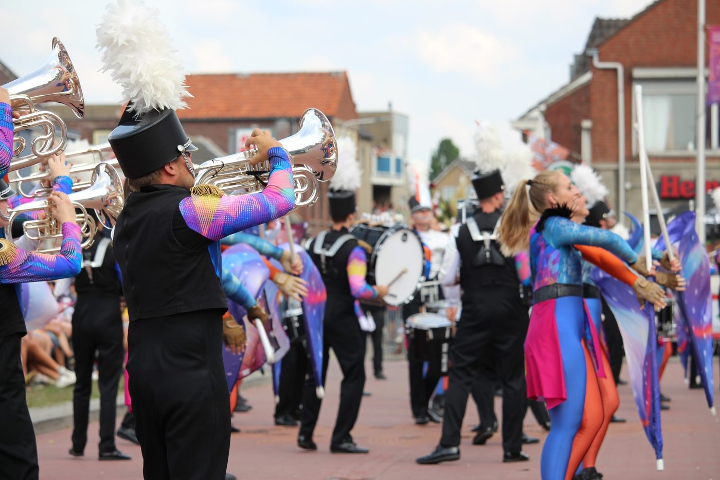 Zondag 4 september liepen we weer mee tijdens het prachtige Bloemencorso in… (foto 1 van 6)