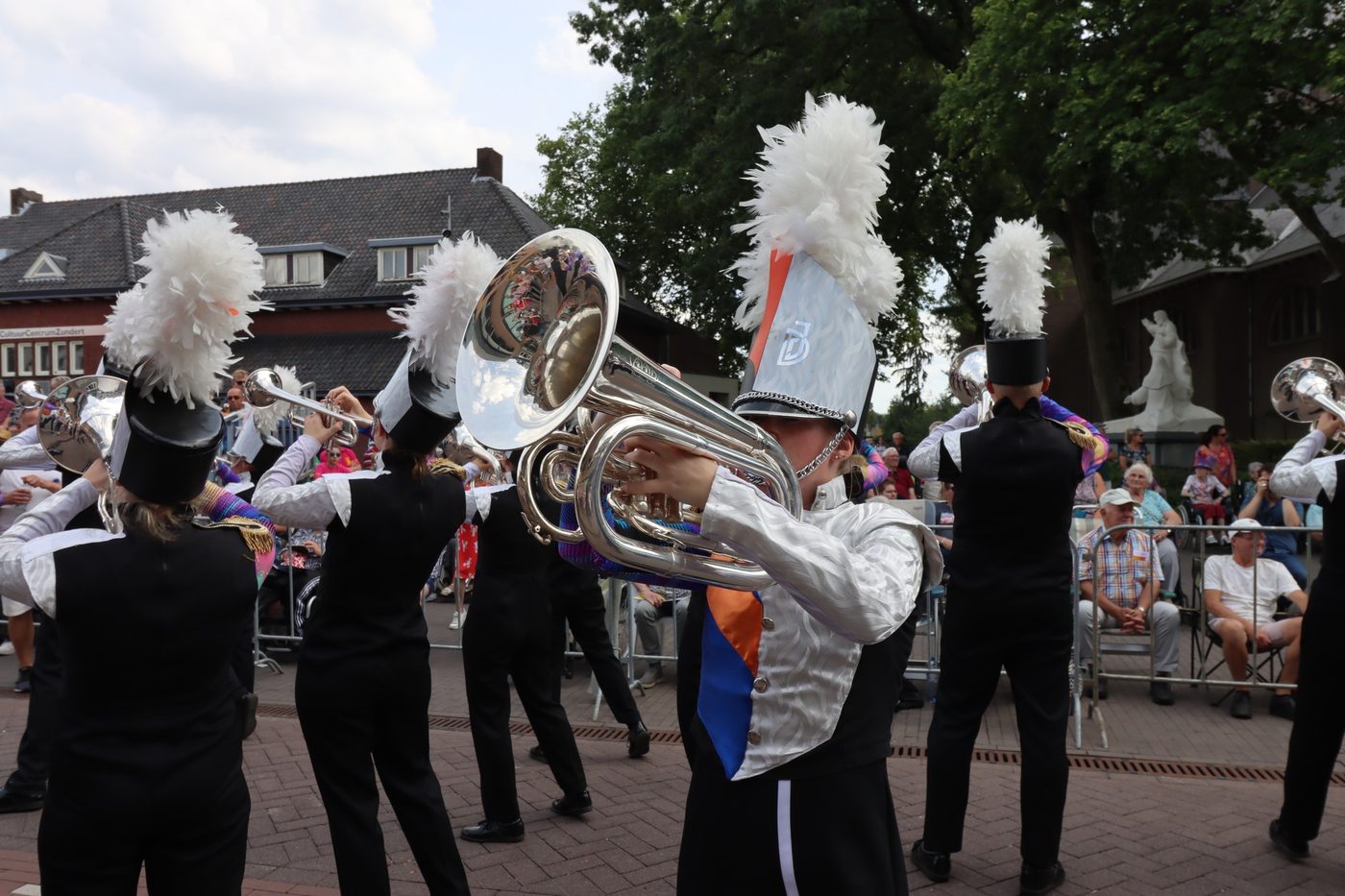 Zondag 4 september liepen we weer mee tijdens het prachtige Bloemencorso in… (foto 5 van 6)