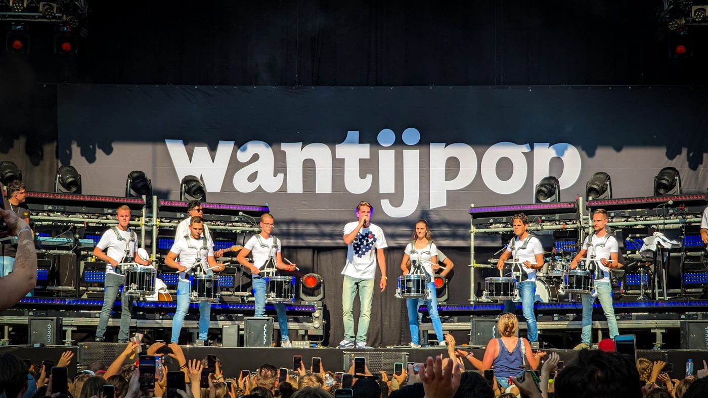 Op het podium van Wantijpop speelden we gisteren opnieuw mee in het nummer… (foto 1 van 9)