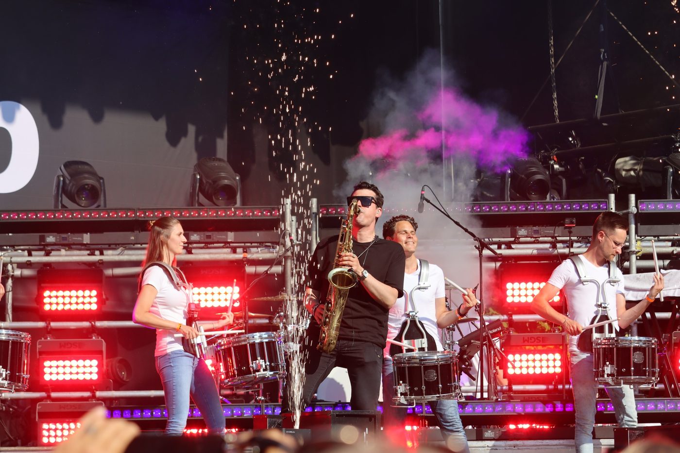 Op het podium van Wantijpop speelden we gisteren opnieuw mee in het nummer… (foto 2 van 9)