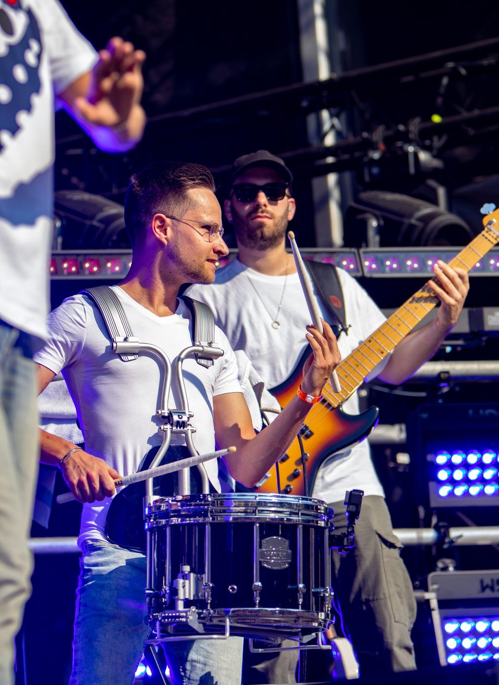 Op het podium van Wantijpop speelden we gisteren opnieuw mee in het nummer… (foto 6 van 9)