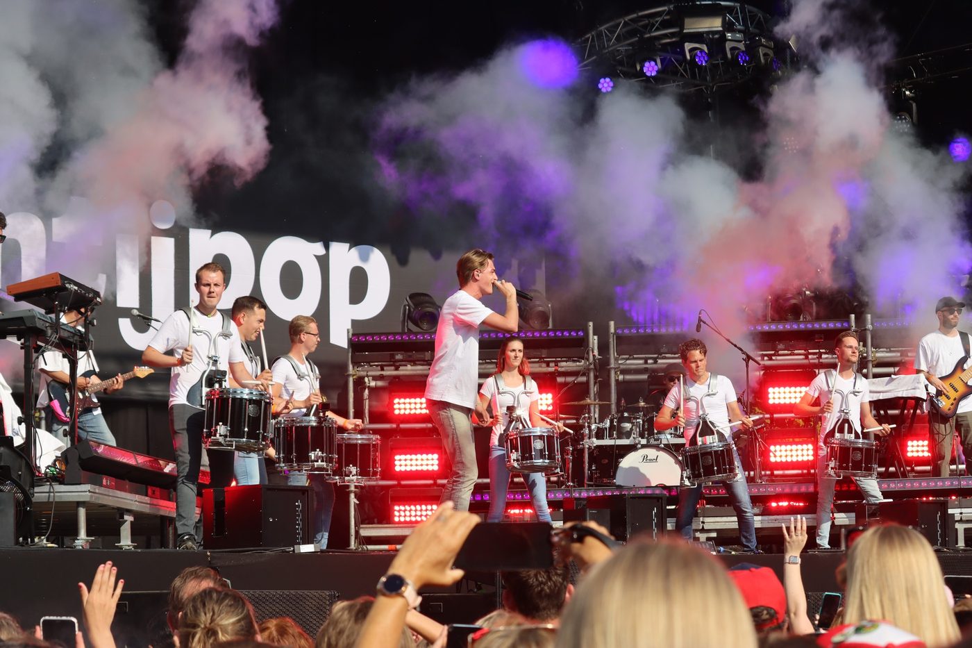 Op het podium van Wantijpop speelden we gisteren opnieuw mee in het nummer… (foto 9 van 9)