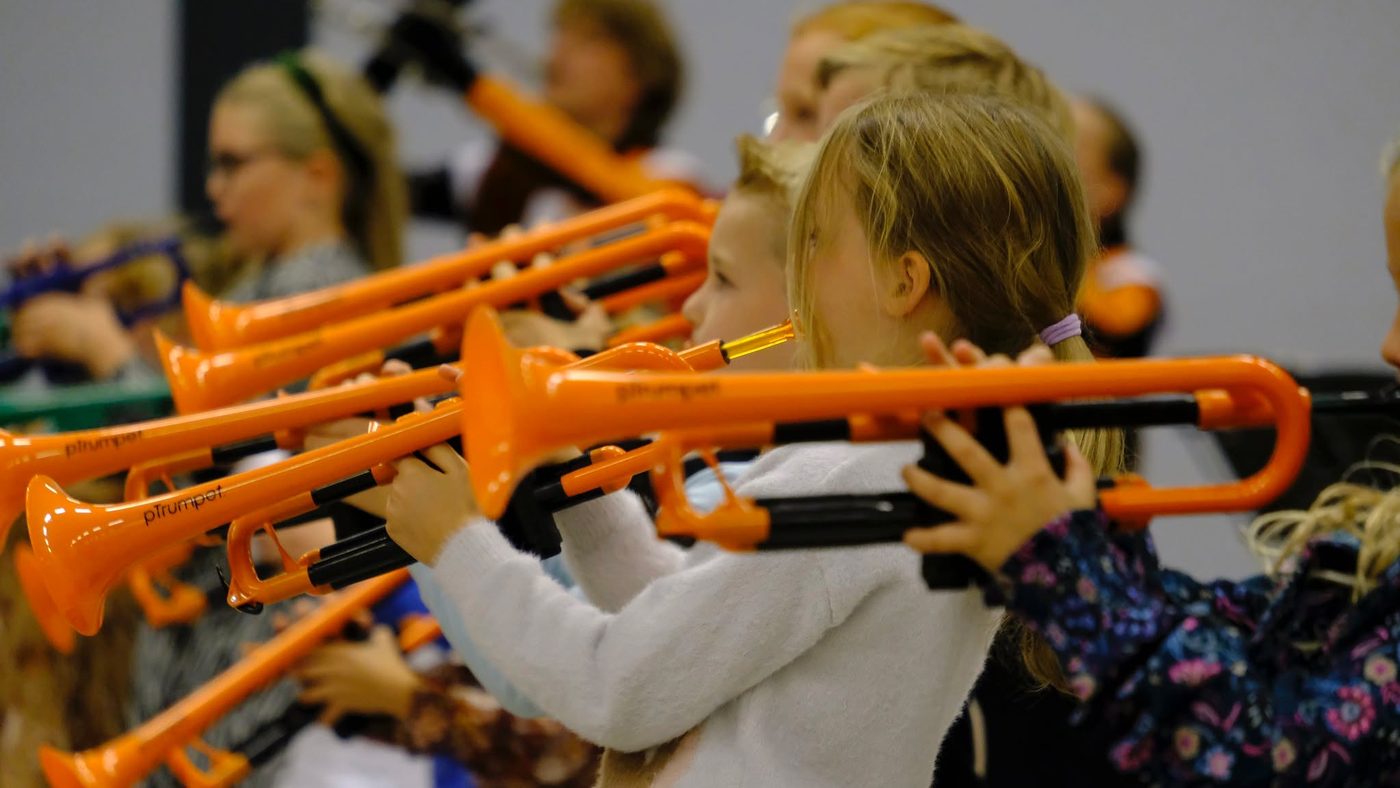 Vandaag hebben we speciaal vrij genomen om workshops te verzorgen voor de… (foto 1 van 4)