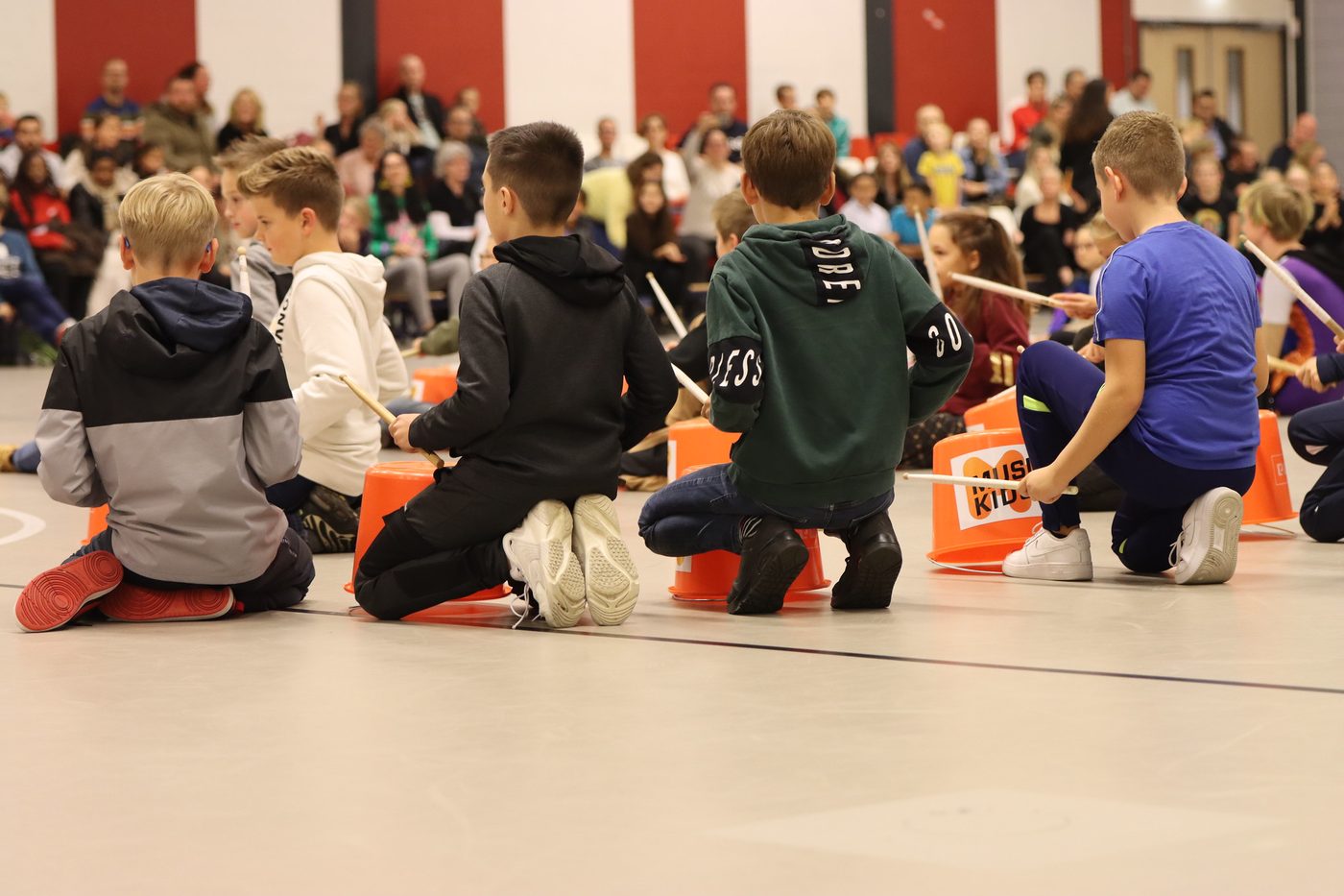 Vandaag hebben we speciaal vrij genomen om workshops te verzorgen voor de… (foto 2 van 4)