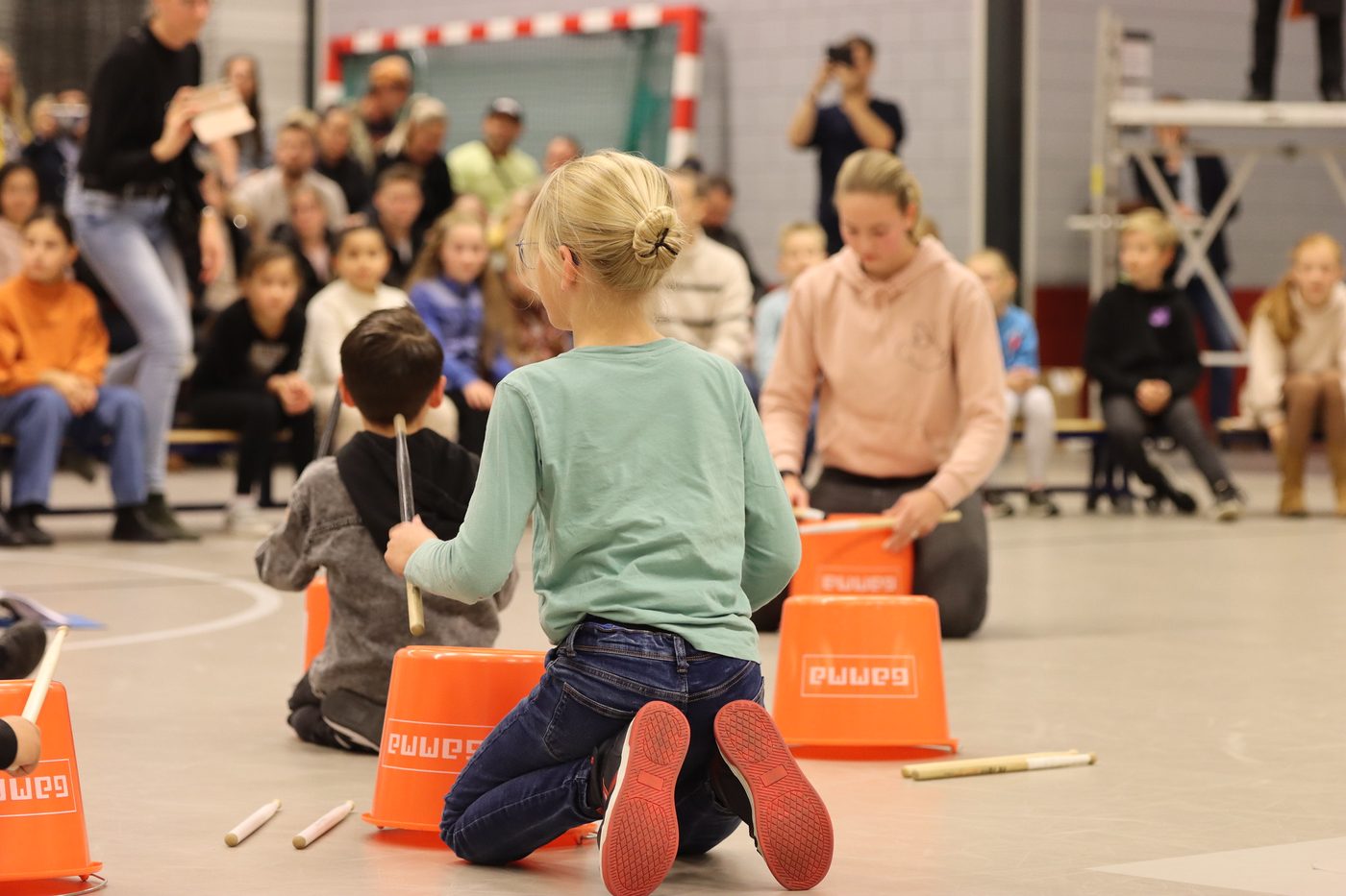Vandaag hebben we speciaal vrij genomen om workshops te verzorgen voor de… (foto 4 van 4)