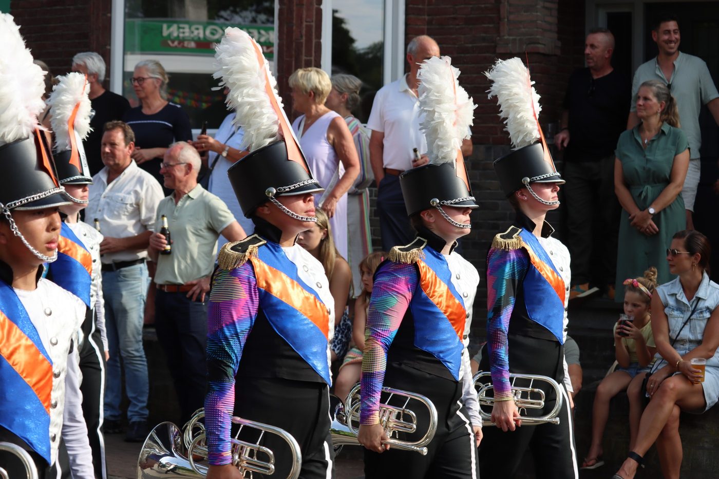 Op uitnodiging van Parade Mundial reden er zaterdag twee bussen vanuit… (foto 3 van 6)
