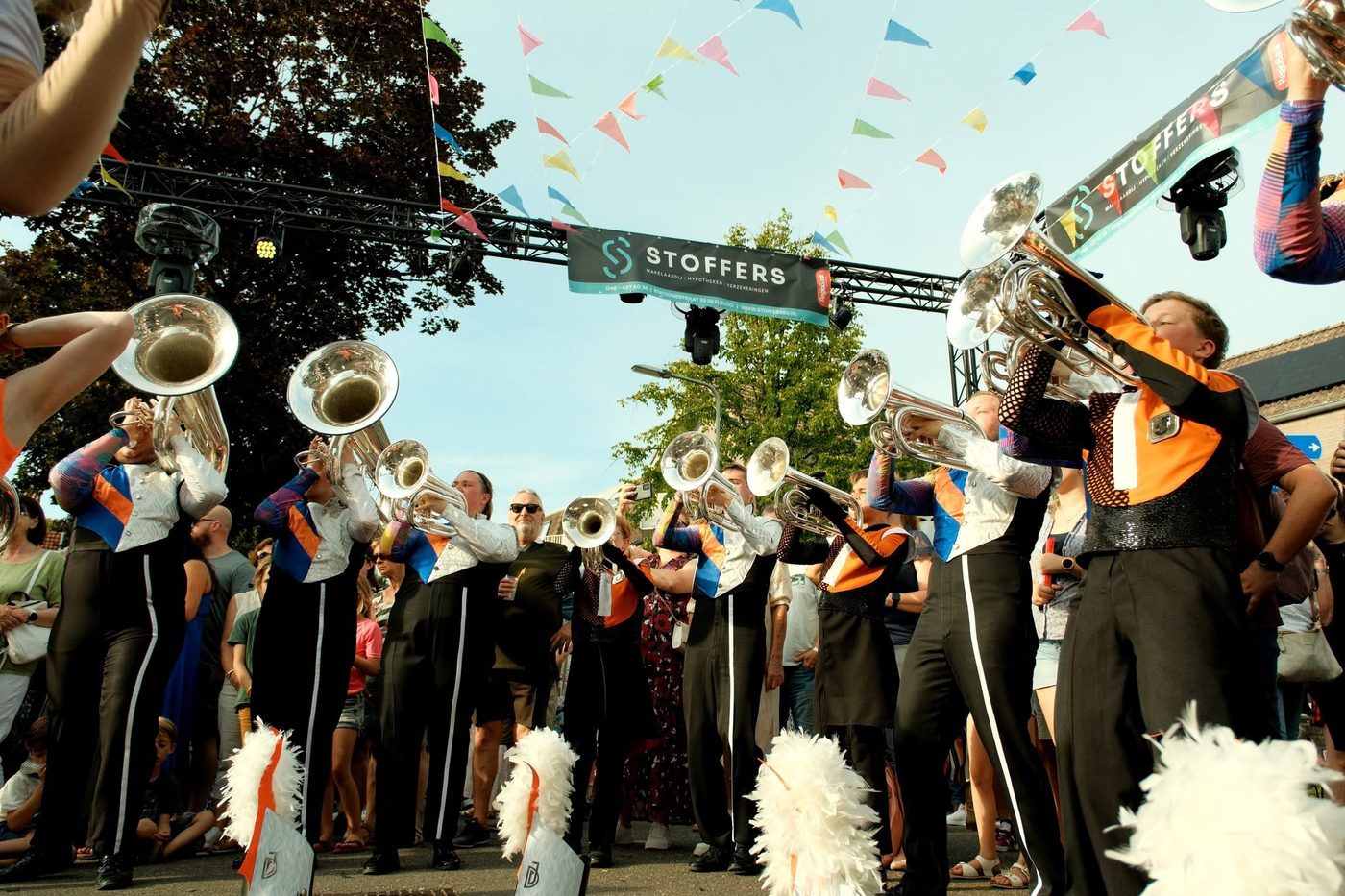 Op uitnodiging van Parade Mundial reden er zaterdag twee bussen vanuit… (foto 4 van 6)