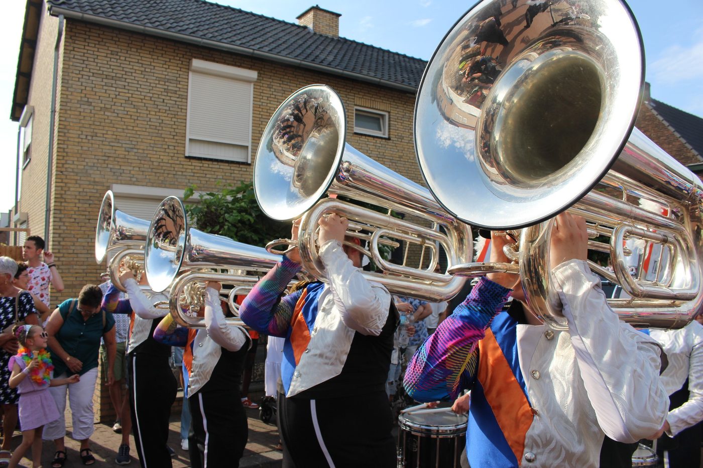 Op uitnodiging van Parade Mundial reden er zaterdag twee bussen vanuit… (foto 5 van 6)