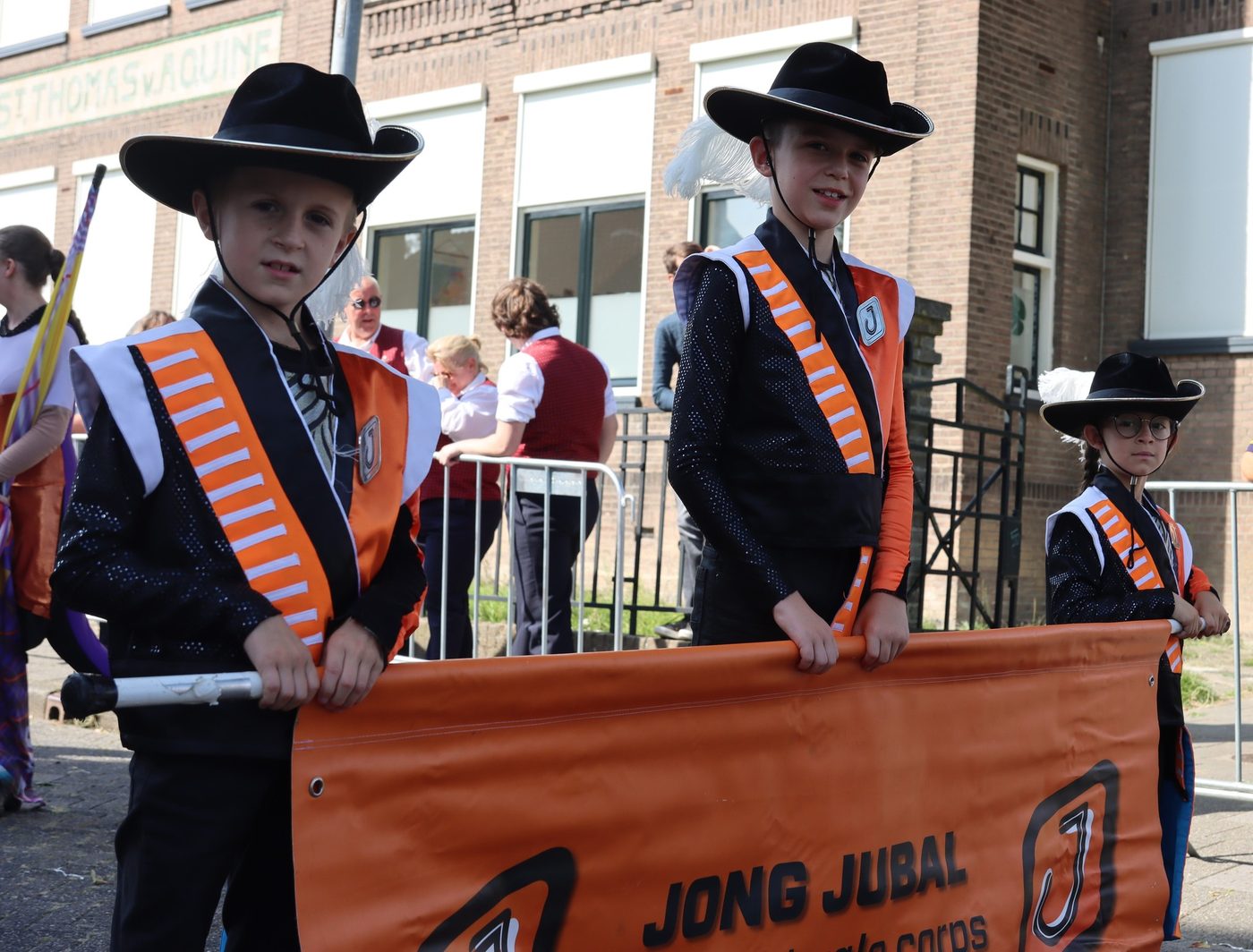 Wist je dat alle groente en fruit op de wagens van Fruitcorso Tiel waren… (foto 1 van 9)
