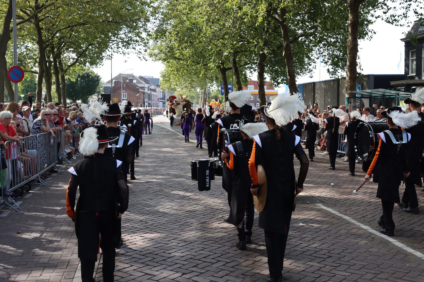 Wist je dat alle groente en fruit op de wagens van Fruitcorso Tiel waren… (foto 6 van 9)
