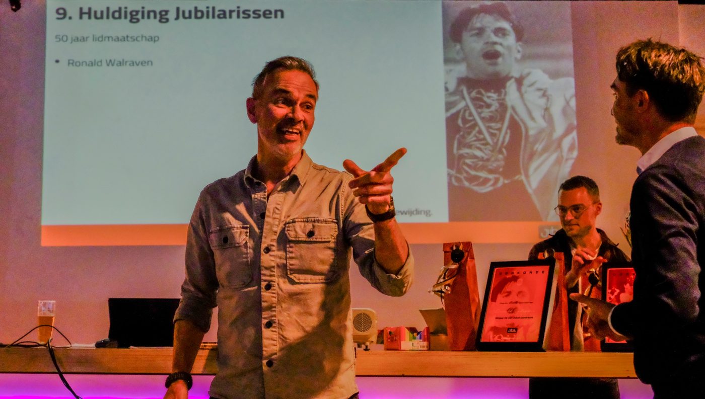 Jaarlijks tijdens de Algemene Ledenvergadering worden nieuwe leden en… (foto 1 van 6)