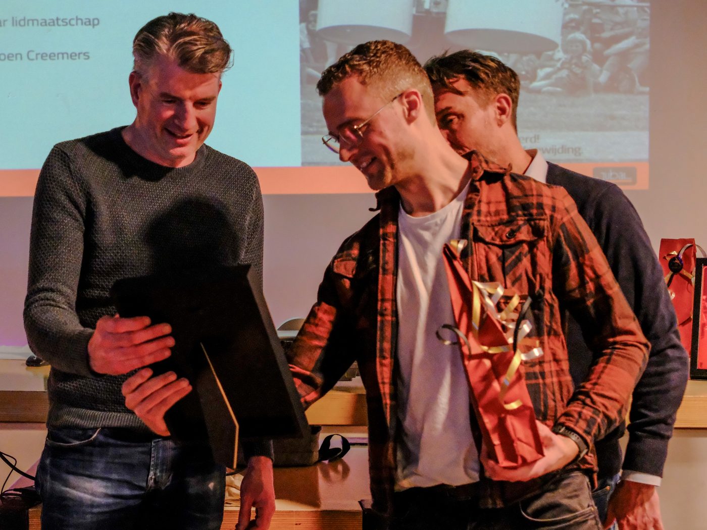 Jaarlijks tijdens de Algemene Ledenvergadering worden nieuwe leden en… (foto 5 van 6)