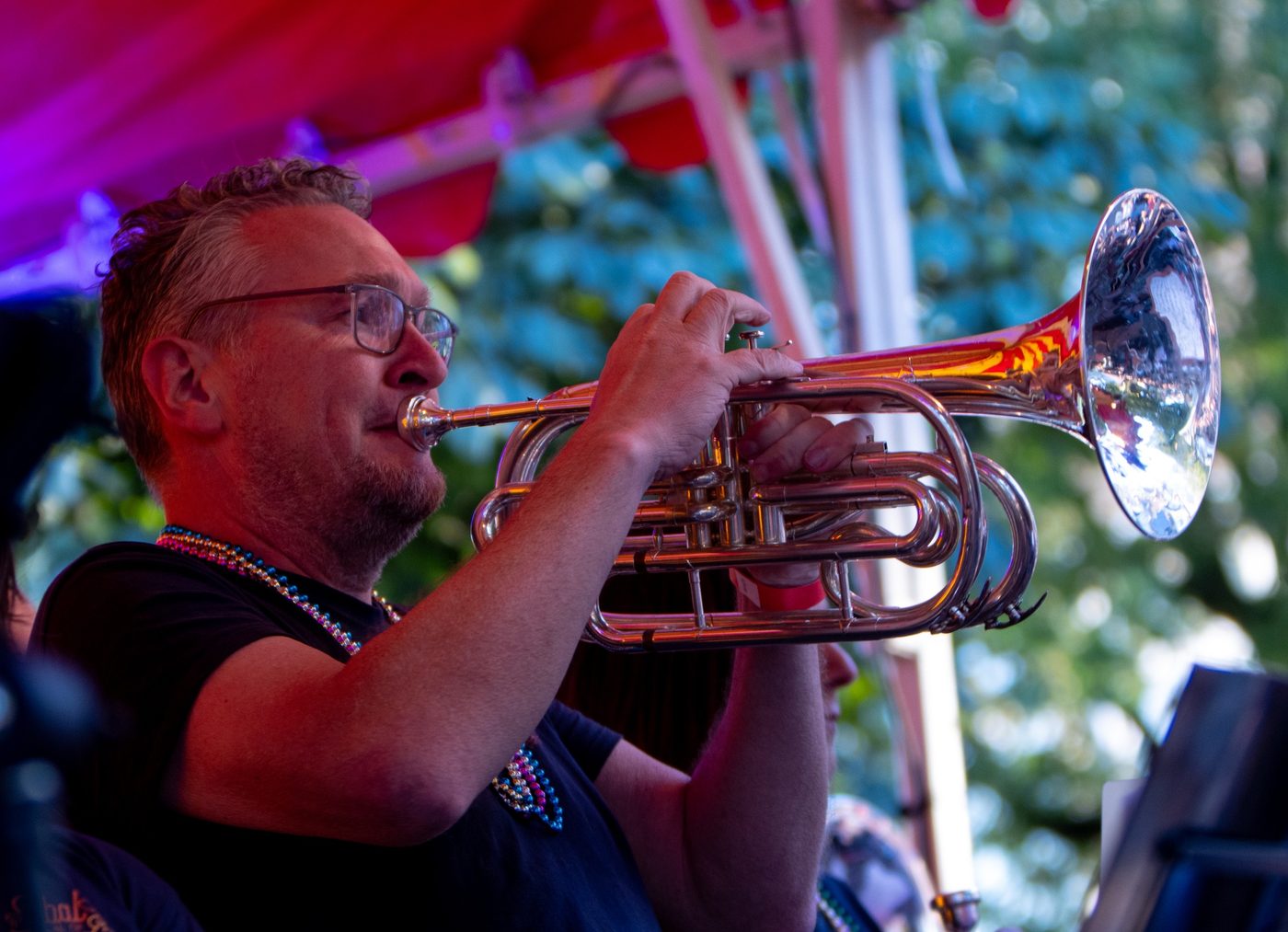 Op zaterdag 25 juni 2024 trad Jubal Orange Brass op tijdens Big Rivers Festival… (foto 3 van 6)