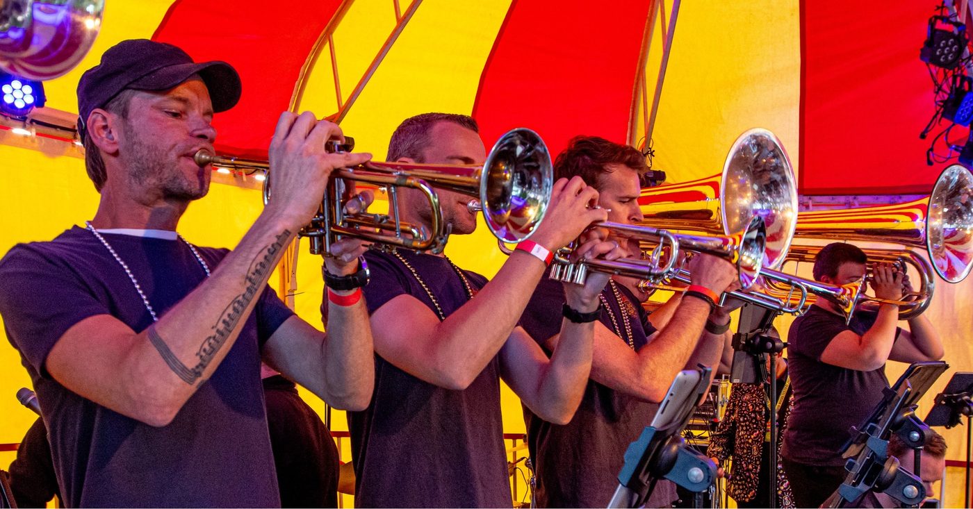 Op zaterdag 25 juni 2024 trad Jubal Orange Brass op tijdens Big Rivers Festival… (foto 4 van 6)